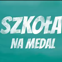 napis kredą na tablicy szkolnej szkoła na medal